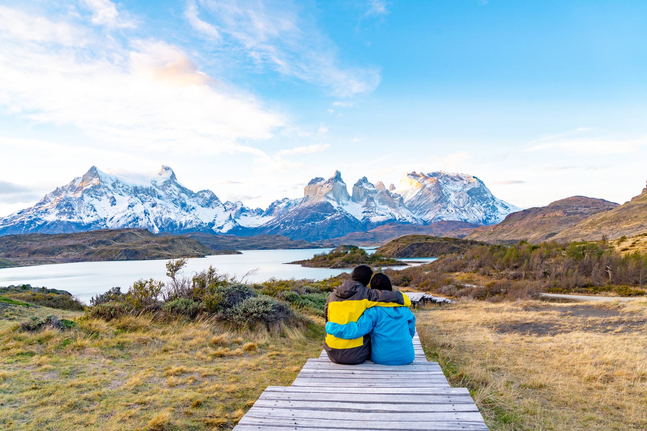 estaciones en chile: pareja abrazándose frente a un paisaje