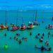 Playa en Maceió con varios barcos y personas en el agua