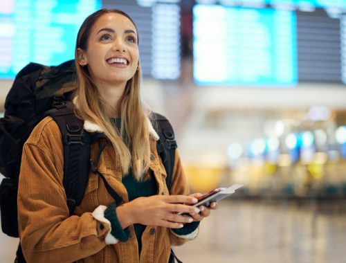 Mulher com uma mochila em um Aeroporto