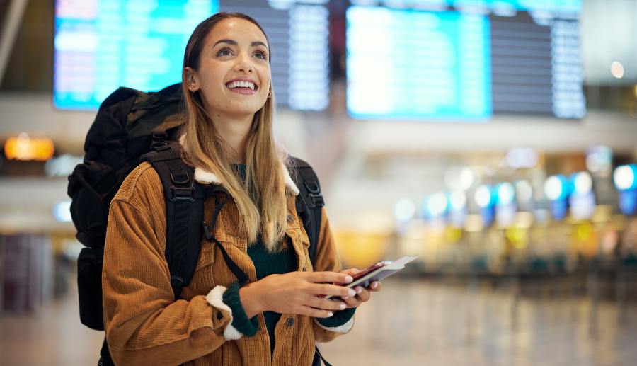 Mulher com uma mochila em um Aeroporto
