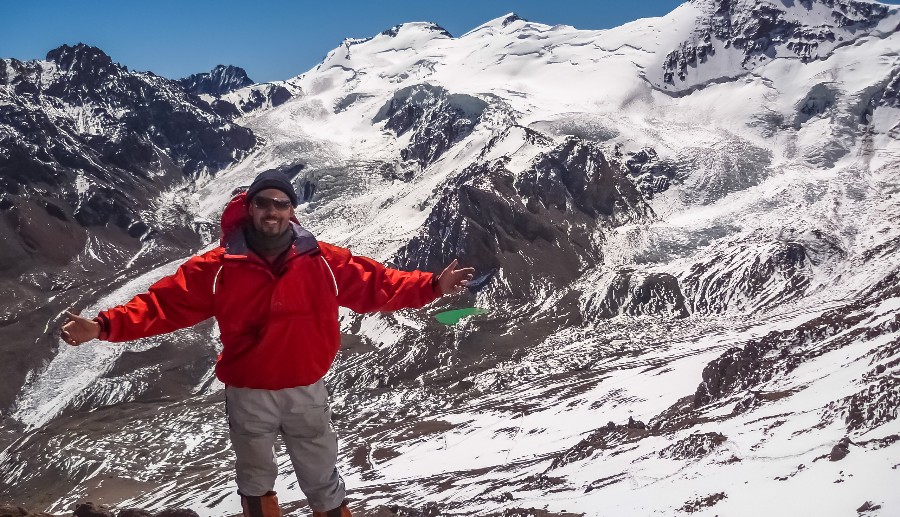 Homem em uma montanha de neve