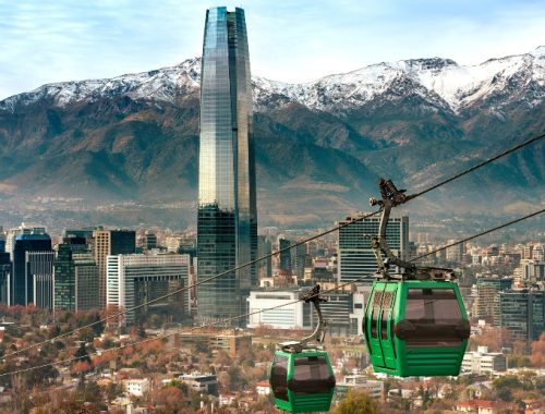 Edificio más alto de Chile con montañas al fondo