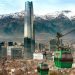 Edificio más alto de Chile con montañas al fondo