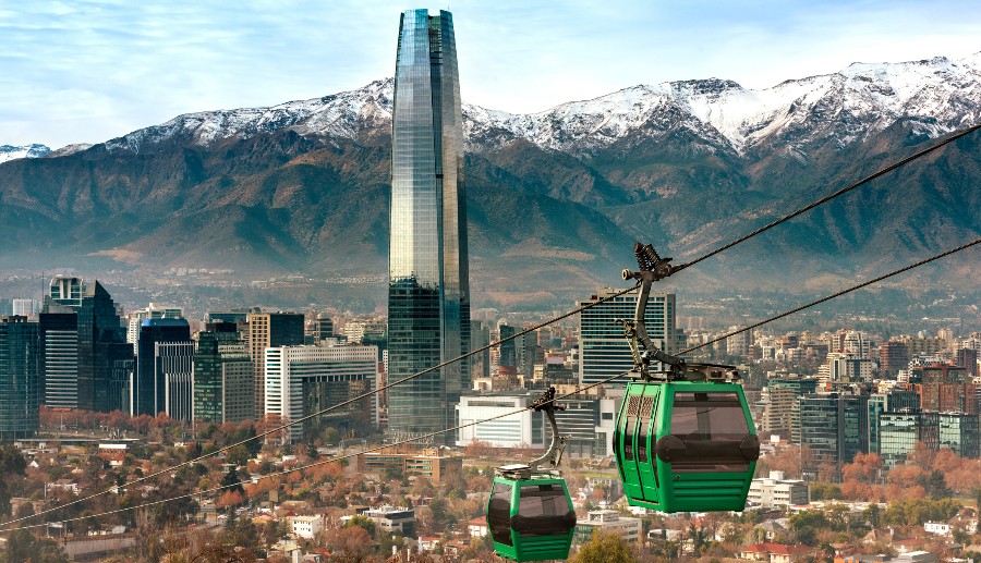 Edificio más alto de Chile con montañas al fondo