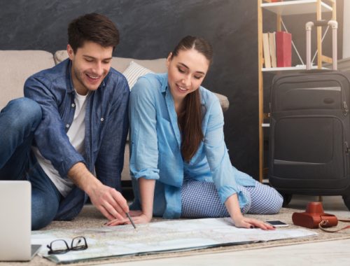 Una pareja utilizando un planificador de viaje