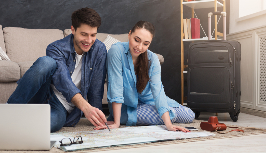 Una pareja utilizando un planificador de viaje