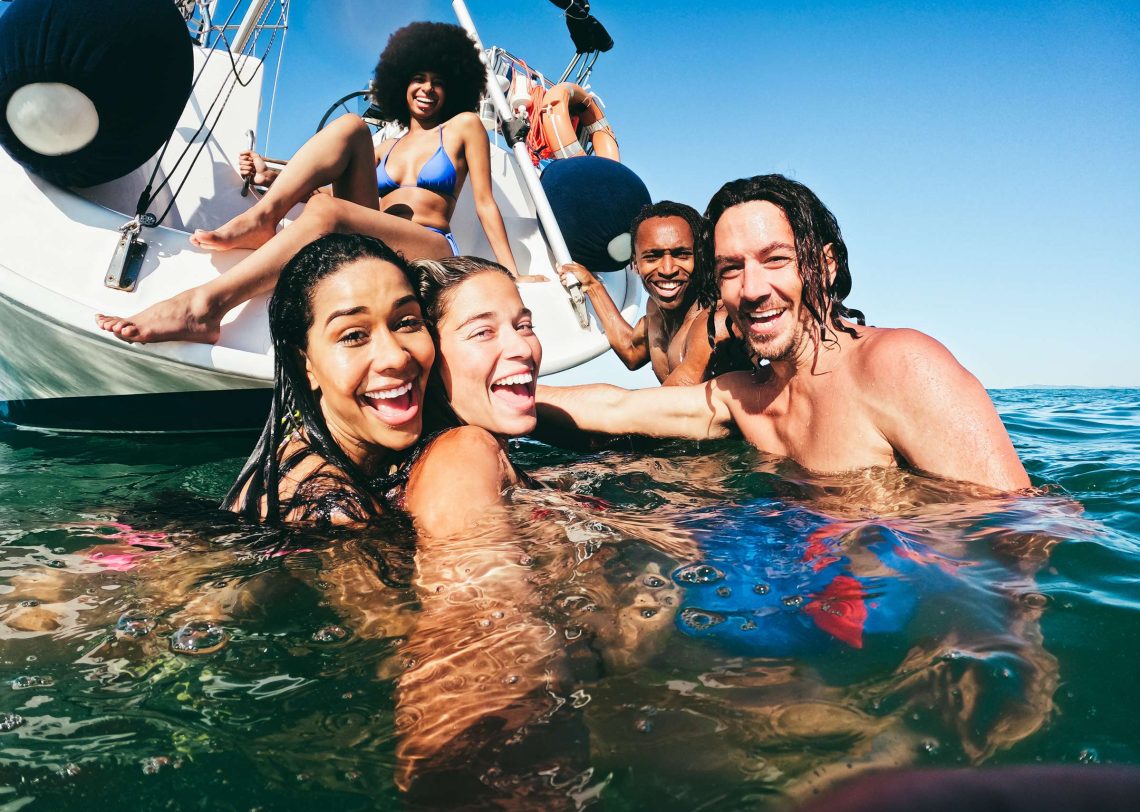Personas felices en el mar