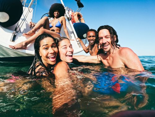 Personas felices en el mar