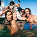 Personas felices en el mar