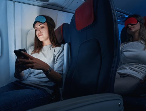 Mulher em um avião para um vôo noturno