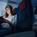 Mulher em um avião para um vôo noturno
