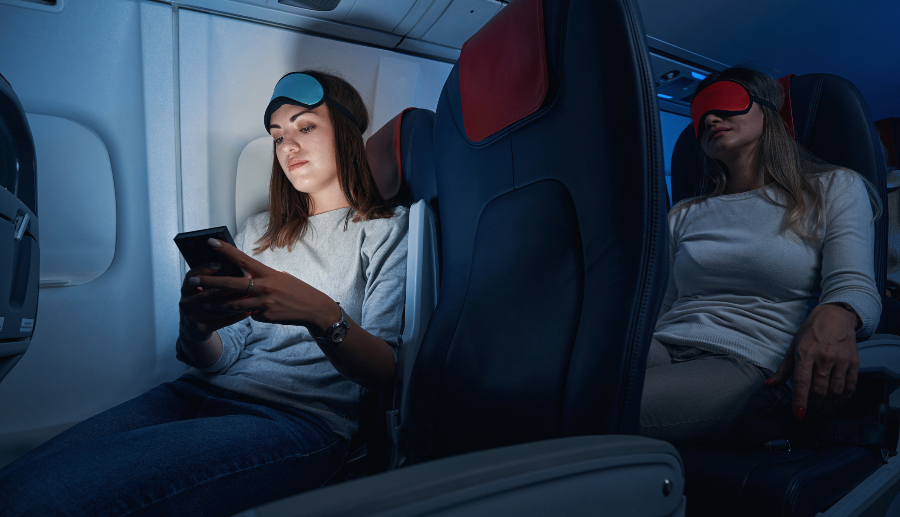 Mulher em um avião para um vôo noturno