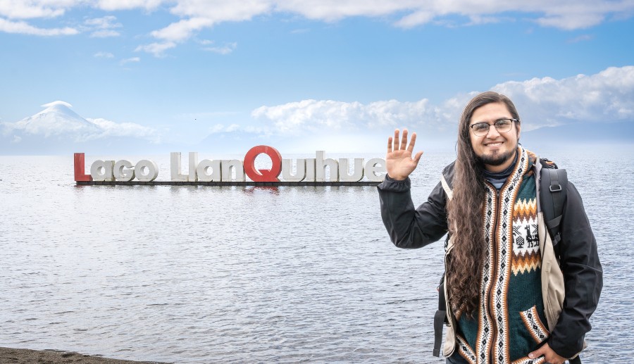 Hombre saludando para una foto frente al Lago Llanquihue