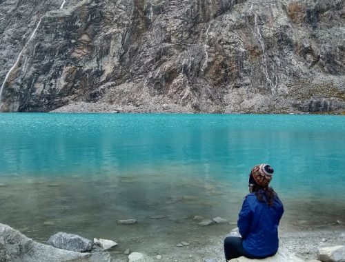 Mujer de espaldas mirando el paisaje del Parque Nacional Huascarán