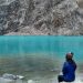 Mujer de espaldas mirando el paisaje del Parque Nacional Huascarán