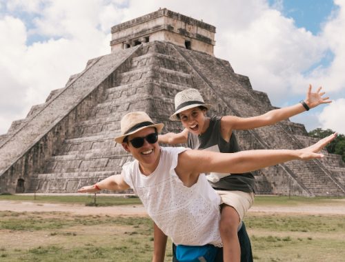 Amigos posando de forma divertida para una foto en la Península de Yucatán