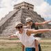 Amigos posando de forma divertida para una foto en la Península de Yucatán