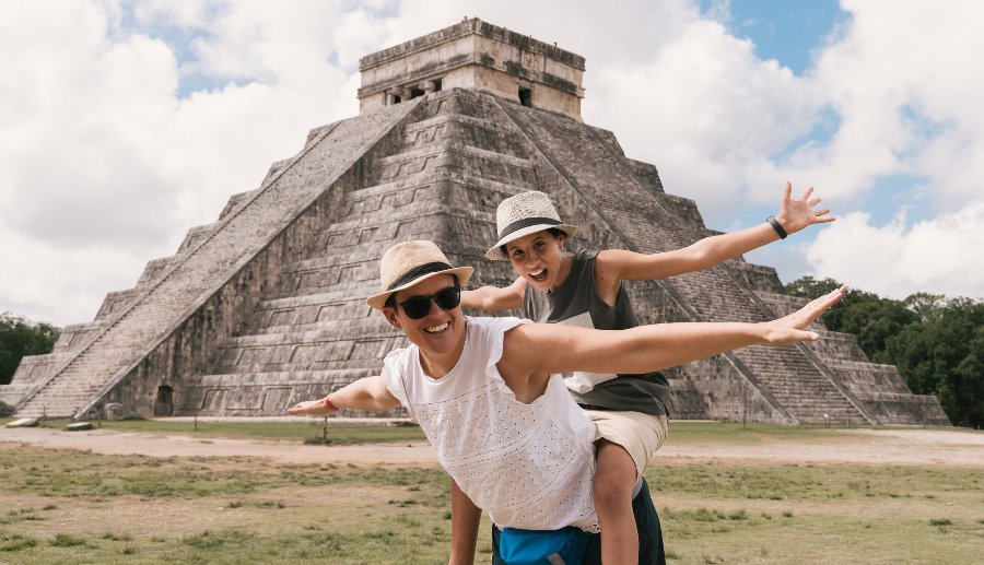 Amigos posando de forma divertida para una foto en la Península de Yucatán