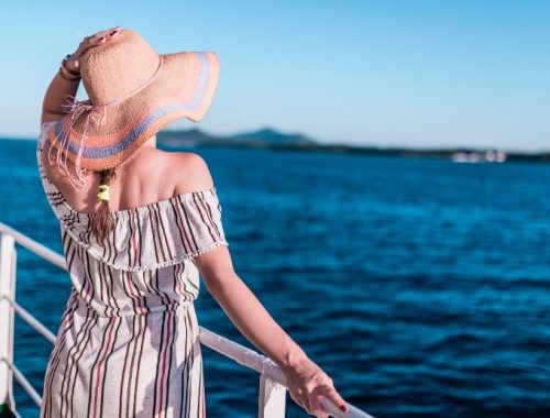 Mujer mirando al mar