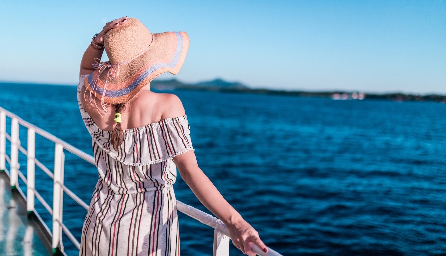 Mujer mirando al mar