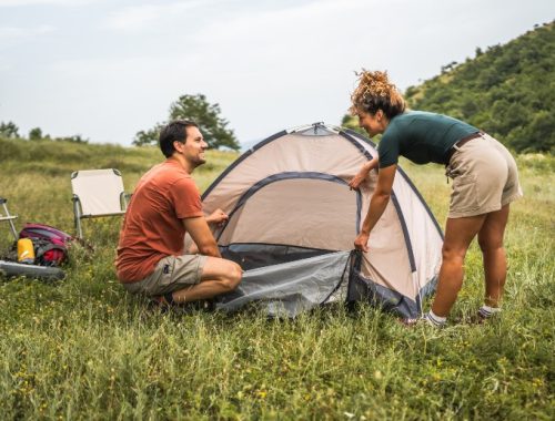 Pareja acampando en medio de la naturaleza en Villarrica
