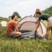 Pareja acampando en medio de la naturaleza en Villarrica