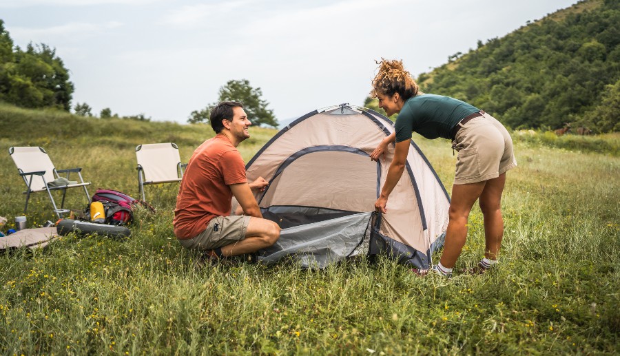 Pareja acampando en medio de la naturaleza en Villarrica