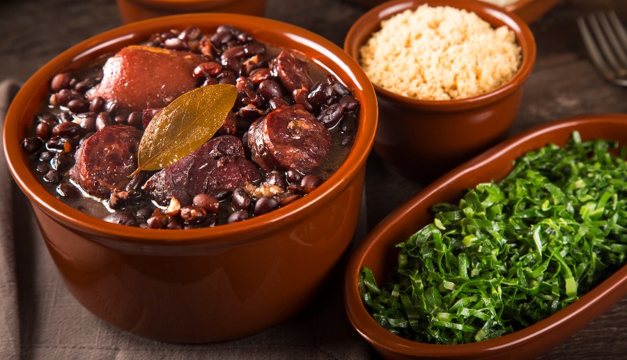 Comida típica brasileña, feijoada
