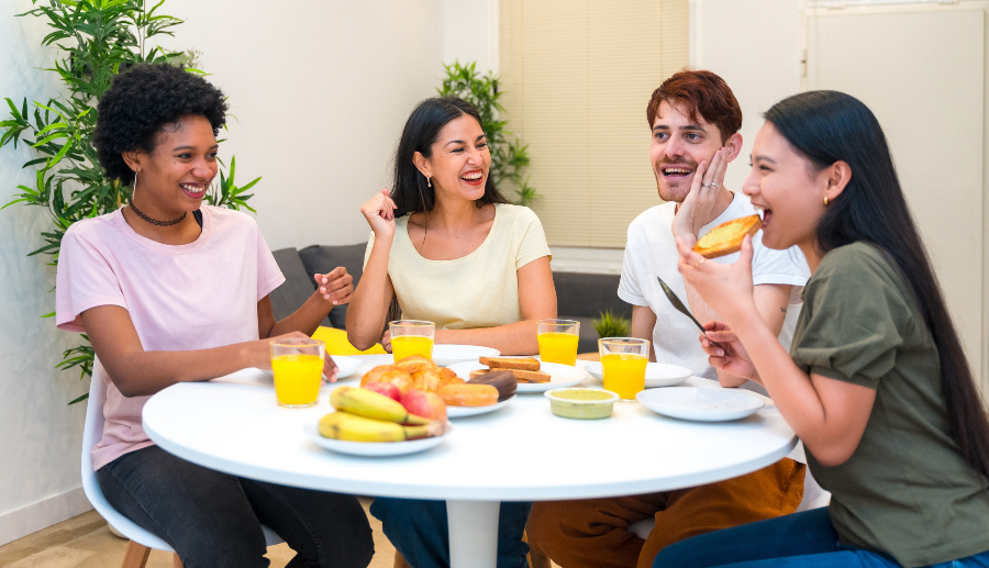 Grupo de amigos desayunando juntos en una casa alquilada a través de Couchsurfing