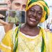 Hombre tomando una foto con una brasileña vestida con traje típico de una celebración local