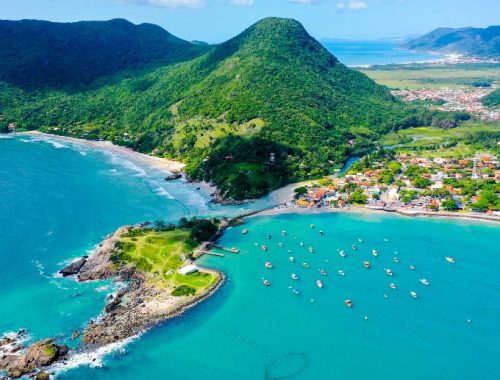Paisaje de playa con aguas cristalinas y montañas verdes