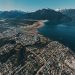 Imagen de la ciudad de Hornopirén, rodeada por montañas y mar con aguas cristalinas