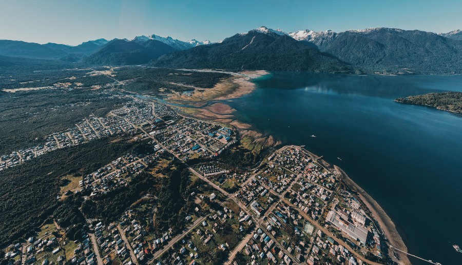 Imagen de la ciudad de Hornopirén, rodeada por montañas y mar con aguas cristalinas