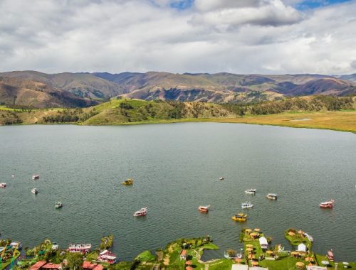 Pequeña ciudad a orillas del mar con algunas montañas y árboles