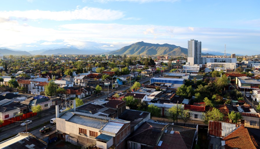 Ciudad rodeada de montañas ubicada en Chile