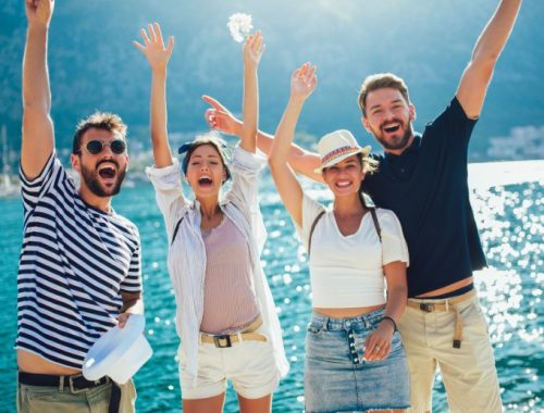 Grupo de amigos disfrutando de las vacaciones en Florianópolis.