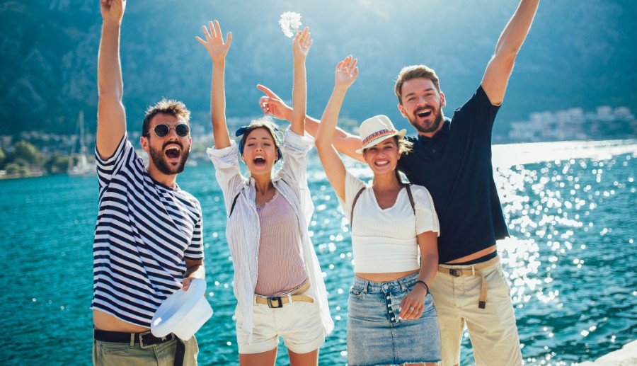 Grupo de amigos disfrutando de las vacaciones en Florianópolis.