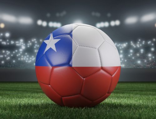 Balón en campo de fútbol con diseño de la pelota de Chile