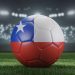 Balón en campo de fútbol con diseño de la pelota de Chile