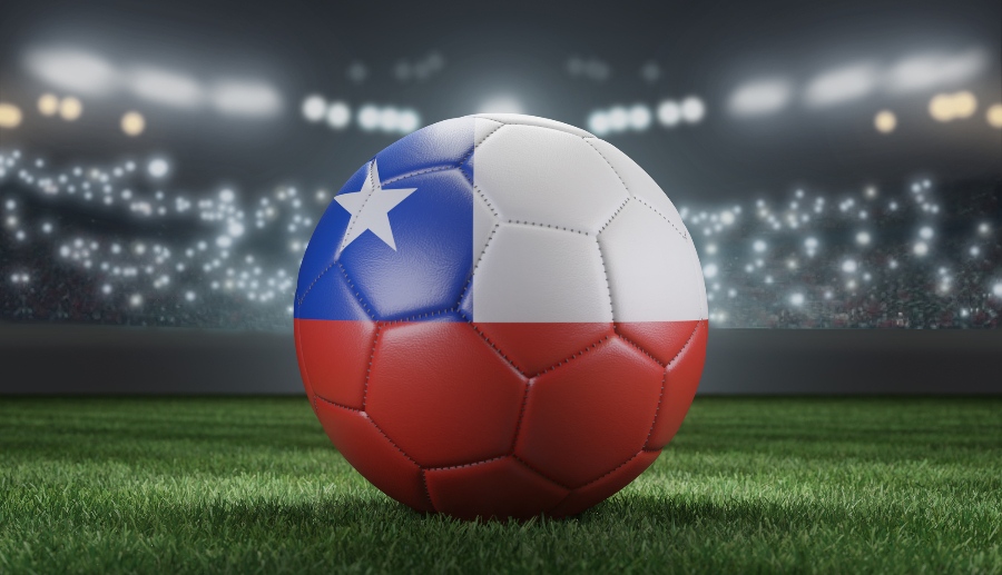 Balón en campo de fútbol con diseño de la pelota de Chile