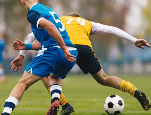 Jugadores en un partido de fútbol disputando el balón