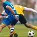 Jugadores en un partido de fútbol disputando el balón