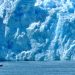 Hombres dentro de un barco frente al glaciar San Rafael.