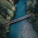 Paisaje de un puente sobre un río con selva a ambos lados