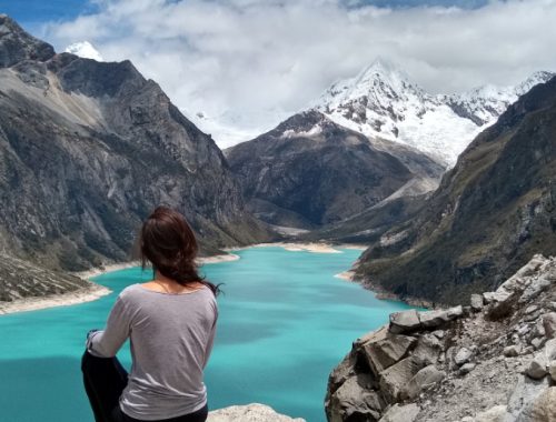 Mujer admirando el paisaje montañoso