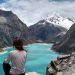 Mujer admirando el paisaje montañoso