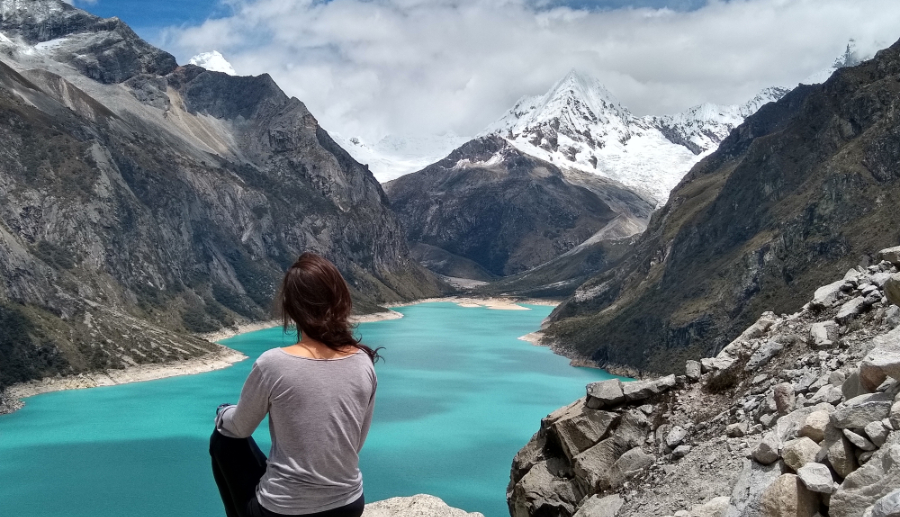 Mujer admirando el paisaje montañoso