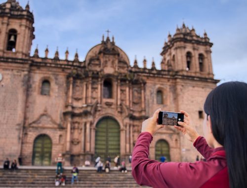 Mujer tomando una foto de un lugar turístico