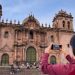 Mujer tomando una foto de un lugar turístico