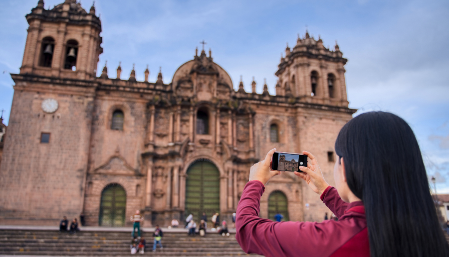 Mujer tomando una foto de un lugar turístico